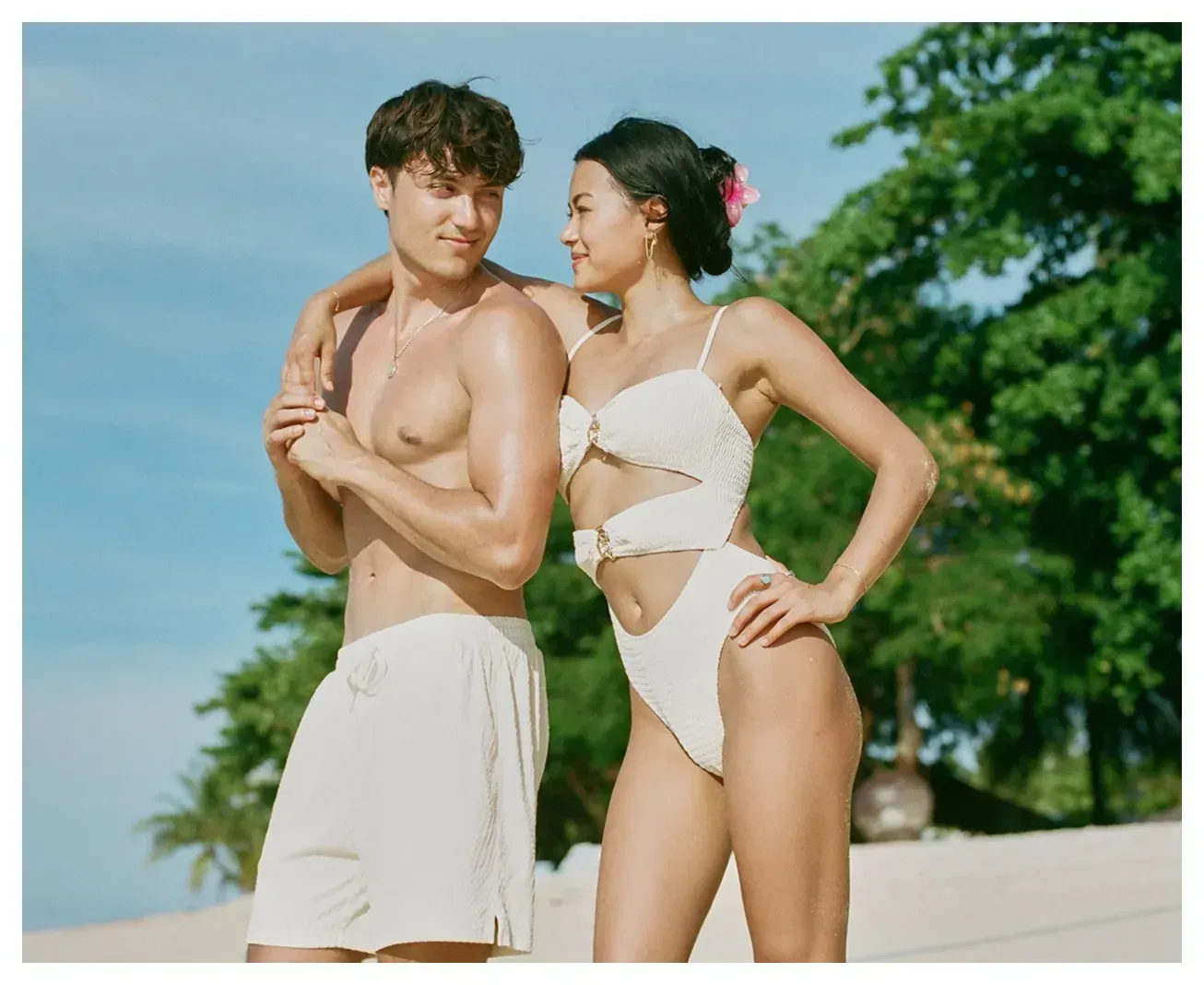 On Kelly (left) : Men’s Swim Shorts / Sand Dune, On Ashley (right) : Kaia One Piece / Ivory Coast