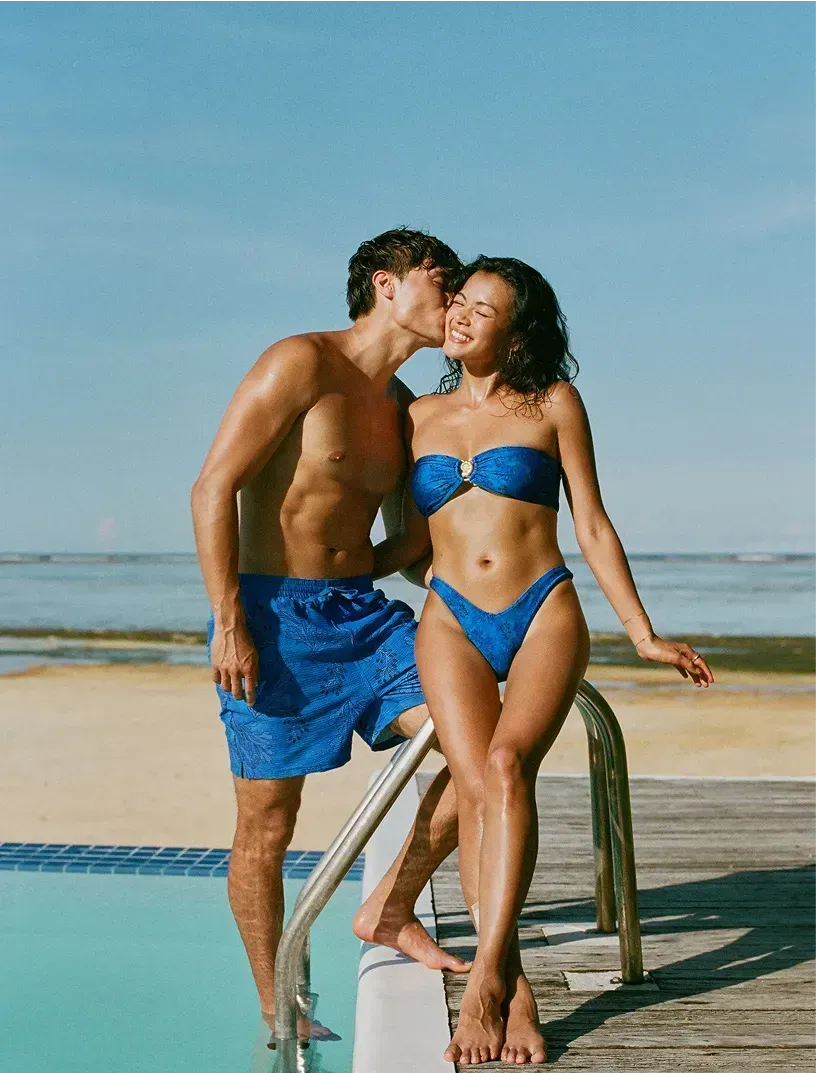 On Kelly (left) : Men’s Swim Shorts / Reef Blue, On Ashley (right) : Shelby Top and Bottoms / Reef Blue